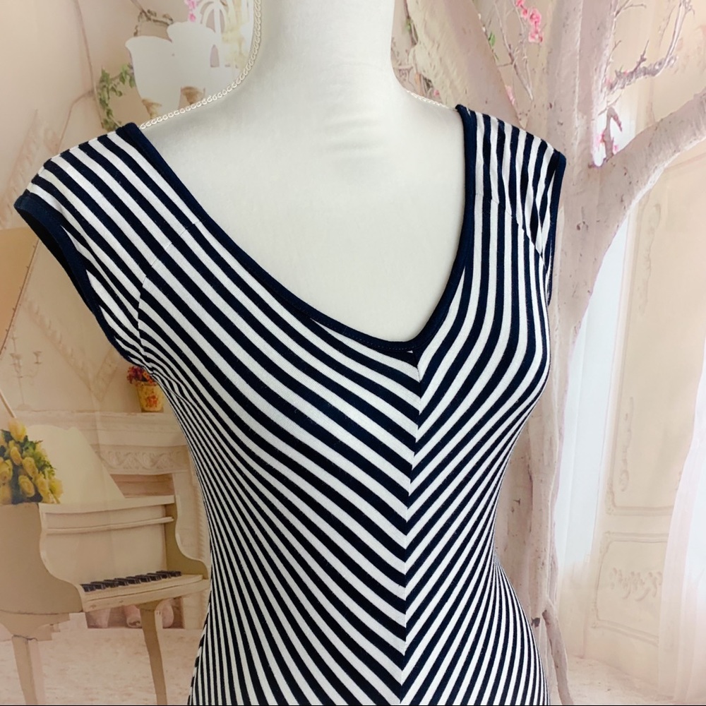 NEW Carmen Marc Valvo Striped V neck Tee Shirt - Picture 6 of 10